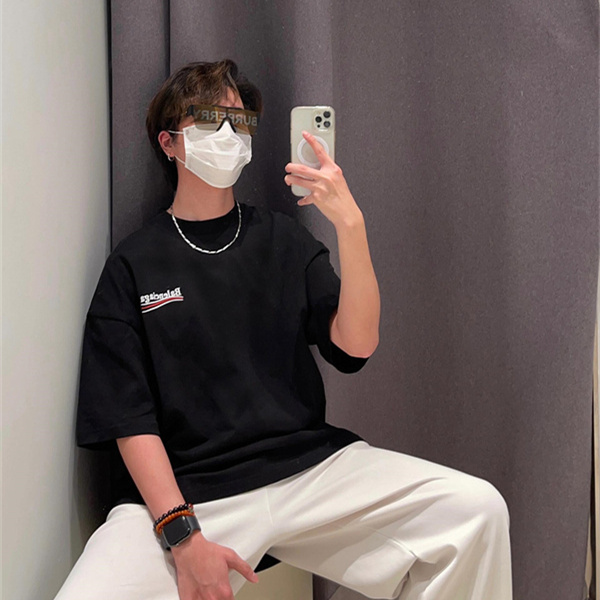 BalenciagaスーパーコピーTシャツ 一枚で存在感を放つ、大人のストリートスタイルに欠かせない一着