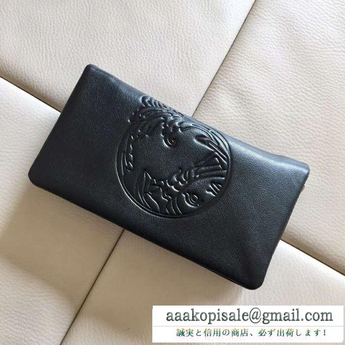 ヴェルサーチ コピー メンズ ジップ長財布 セレブにも絶対に欲するコレクション！入手困難！ versace ロゴエンボス加工 日常