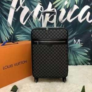 ルイ ヴィトン LOUIS VUITTON きれいめな印象で...