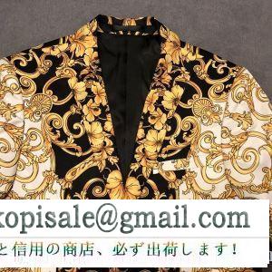 冬のコーデも上品なイメージにしてくれる  ヴェルサーチVERSACE 秋冬のコーデの強い味方  テーラードジャケット 2019秋冬におすすめ着こなし