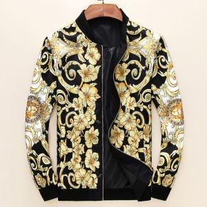 2019秋冬におしゃれな着こなし ヴェルサーチVERSACE...