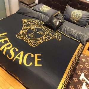 2019秋冬におすすめ着こなし ヴェルサーチ VERSACE...