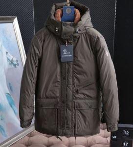 冬コーデの名脇役 MONCLER モンクレール 軽くて着心地も抜群 ダウンジャケット メンズ 2色可選 2019?2020秋冬流行色紹介_モンクレール MONCLER_ブランド コピー 激安(日本最大級)