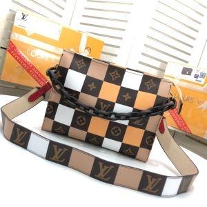 斜め掛けバッグ 2019年秋冬最新のトレンド 季節感溢れる秋らしいコーデ ルイ ヴィトン LOUIS VUITTON_ルイ ヴィトン LOUIS VUITTON_ブランド コピー 激安(日本最大級)