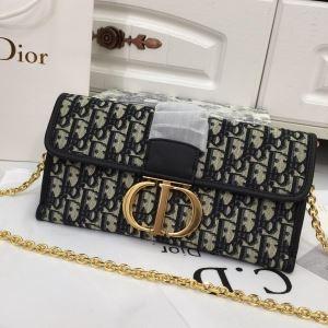 ディオール DIOR 斜め掛けバッグ 落ち着いた秋冬の雰囲気...