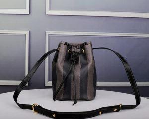 秋のおしゃれをもっと楽しめる 2019秋冬におすすめ着こなし フェンディ FENDI 斜め掛けバッグ_フェンディ FENDI_ブランド コピー 激安(日本最大級)