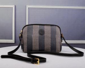 フェンディ FENDI 斜め掛けバッグ 2019年秋冬最新のトレンド 簡単に秋冬の雰囲気を演出_フェンディ FENDI_ブランド コピー 激安(日本最大級)