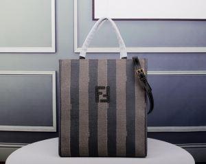 真冬にもうまく着こなせる フェンディ FENDI ハンドバッグ 2019秋冬におしゃれな着こなし_フェンディ FENDI_ブランド コピー 激安(日本最大級)