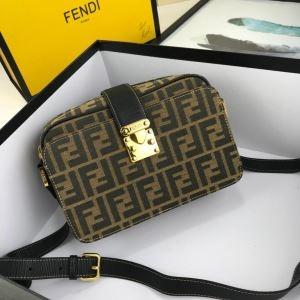 斜め掛けバッグ フェンディ FENDI 2019秋冬の必需品...