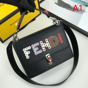 普段使いもオフィスもOK 2019秋冬におしゃれな着こなし フェンディ FENDI ハンドバッグ 3色可選_フェンディ FENDI_ブランド コピー 激安(日本最大級)