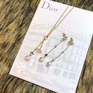 冬ファッションの定番 ディオール DIOR 季節感溢れる秋らしいコーデ ピアス 簡単にトレンド感のある_ディオール DIOR_ブランド コピー 激安(日本最大級)