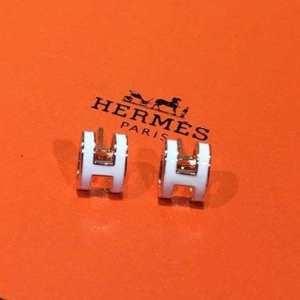 秋冬ファッションの決め手 HERMES この冬欲しいスタイルエルメス 冬の最旬コーデに仕上げる ピアス この秋の主役となった_エルメス HERMES_ブランド コピー 激安(日本最大級)