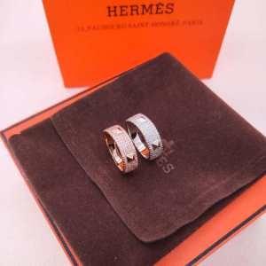 冬コーデの名脇役 エルメス HERMES 寒い季節の王道アイ...