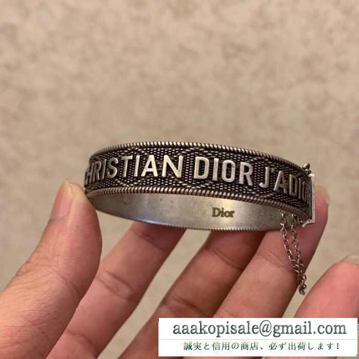 ディオール dior 秋冬っぽいスタイルを作り出す ブレスレット冬のおしゃれをレベルアップ この秋におしゃれでかわいい着こなし