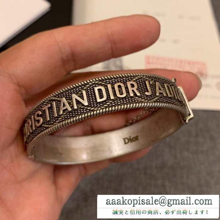 ディオール dior 秋冬っぽいスタイルを作り出す ブレスレット冬のおしゃれをレベルアップ この秋におしゃれでかわいい着こなし