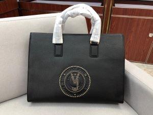 秋冬おしゃれをより楽しませる ヴェルサーチ 冬のお出かけの相棒に VERSACE 秋冬カジュアルの定番 ハンドバッグ 着回し力の高いが魅力_ヴェルサーチ VERSACE_ブランド コピー 激安(日本最大級)