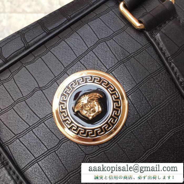 この秋におしゃれでかわいい着こなし ヴェルサーチversace 秋冬らしく着こなそう ハンドバッグ 2019秋冬におしゃれな着こなし