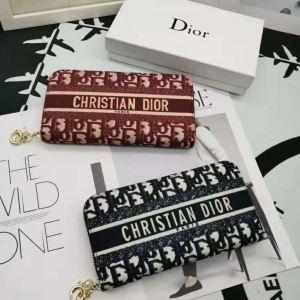 DIOR 防寒とおしゃれを両立させるコーデ ディオール 秋冬の色味が叶える華やかコーデ 2色可選 財布/ウォレット 寒い季節の王道アイテム_ディオール DIOR_ブランド コピー 激安(日本最大級)