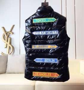 華やかに魅せる秋冬コーデ モンクレール MONCLER 肌寒...