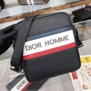 ラフさとおしゃれを両立 ミニバッグ 春夏トレンドの取り入れる ディオール DIOR 大人コーデで活用_ディオール DIOR_ブランド コピー 激安(日本最大級)