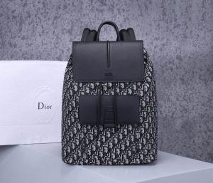 リュック 日々のコーデをトレンドに ディオール春夏ならではのコーデにDIOR トレンド感を取り入れる_ディオール DIOR_ブランド コピー 激安(日本最大級)