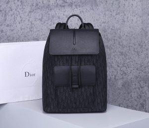 こなれ感のあるコーデに ディオール DIOR コーデを上品にマッチ リュック 春夏コーデの主役に_ディオール DIOR_ブランド コピー 激安(日本最大級)