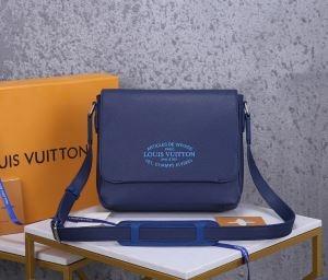 春夏のお出かけを軽快に ルイ ヴィトン LOUIS VUITTON ショルダーバッグ 大人の軽やか春夏コーデ_ルイ ヴィトン LOUIS VUITTON_ブランド コピー 激安(日本最大級)