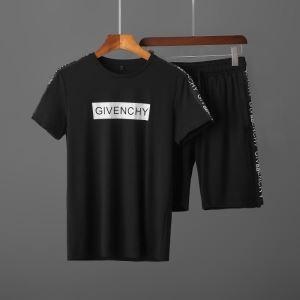 さりげなく華やかに ジバンシー GIVENCHY コーデに新しさが混在する 半袖Tシャツ 春の訪れを感じる_ジバンシー GIVENCHY_ブランド コピー 激安(日本最大級)