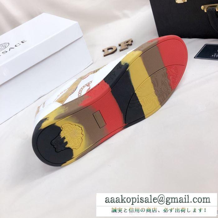 明るく爽やかな雰囲気に  ヴェルサーチ2色可選  VERSACE 普段着にも合わせやすい スニーカー