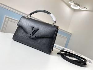 LOUIS VUITTON コーデにアクセントをプラス レデ...