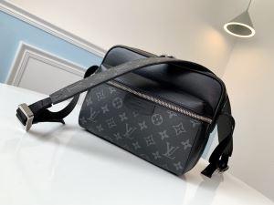 LOUIS VUITTON カジュアルにも着こなせる レディ...