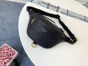 コーデに新しさが混在する LOUIS VUITTON シック...