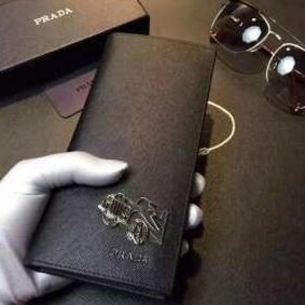 目立つ　秋冬 prada プラダ　飽きのこないモデル　 二つ折り財布_プラダ メンズ財布_財布 メンズ_スーパーコピーブランド激安通販 専門店  