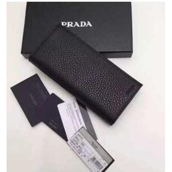 カジュアル感　秋冬 prada プラダ 機能性も抜群　二つ折...