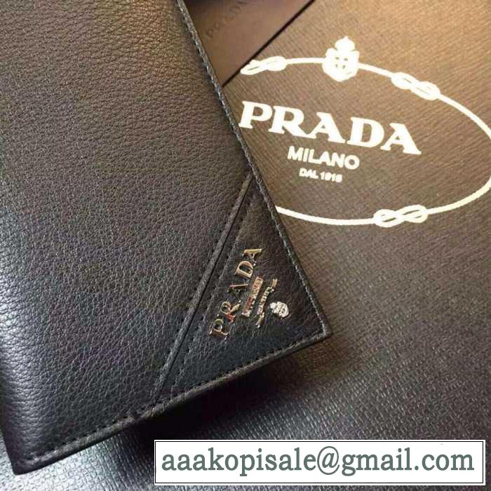 高級感のあるデザイン　秋冬 prada プラダ　収納できる 二つ折り財布