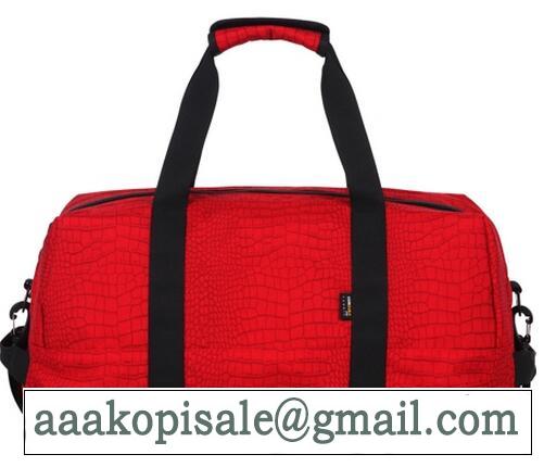 収納力の高いシュプリーム　CROC DUFFLE BAG RED クロックダッフルバッグ　　便利性あるバッグレッド.