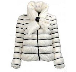 優雅感とフェミニンな1着　モンクレール　MONCLER　レデイース　ダウンジャケット　女性　ダウントップス　ホワイト_モンクレール MONCLER_ブランド コピー 激安(日本最大級)
