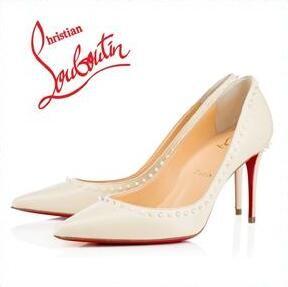 女性の魅力的な外観があるChristian Loubouti...