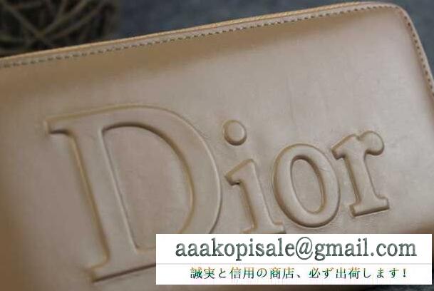 収納力に優れるディオール、Diorの二つ折り小銭入れ 長財布