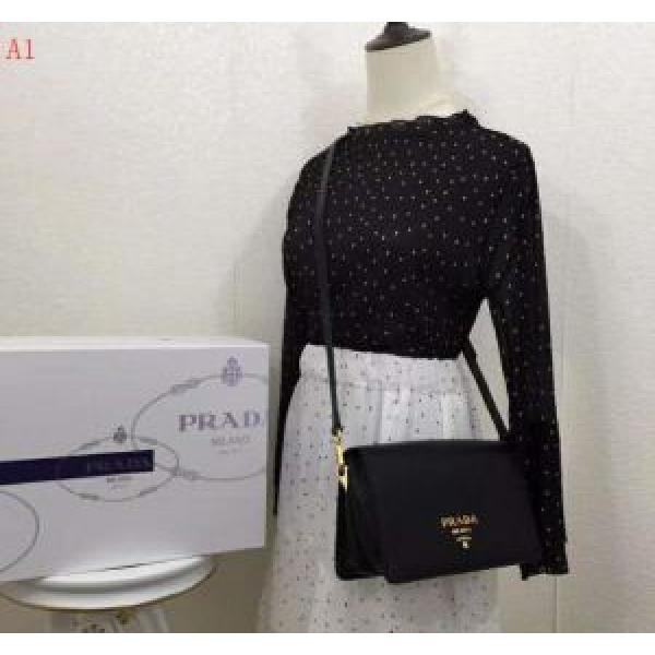 有名人同じアイテム 4色可選 高級感が漂う ショルダーバッグ PRADA プラダ 日本限定素材_プラダ レディースバッグ_バッグ レディース_スーパーコピーブランド激安通販 専門店  