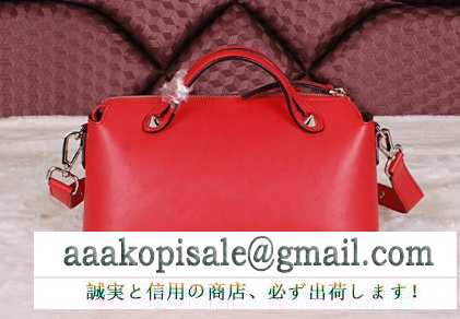 上品に持てるアクセント fendi フェンデイ コピー レディース ショルダーバッグ 2wayバッグ レッド