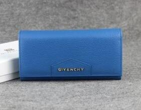 カードやお金が収納しやすいGivenchy、ジバンシィの永遠...