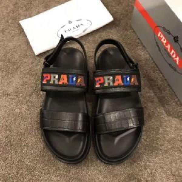 夏先に大活躍する プラダ PRADA  《2019年》今、注...