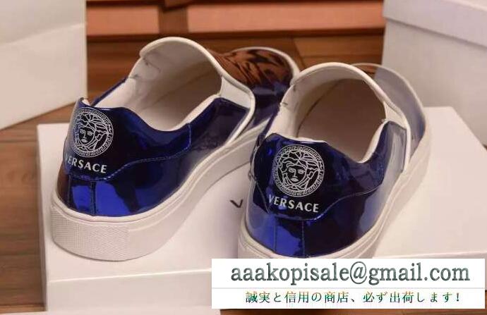 光沢感があるオシャレなバロックスリップオン ヴェルサーチ コピー 人気 スニーカー メンズ versace シルバーとブルーの2色選択可能 カジュアルシューズ