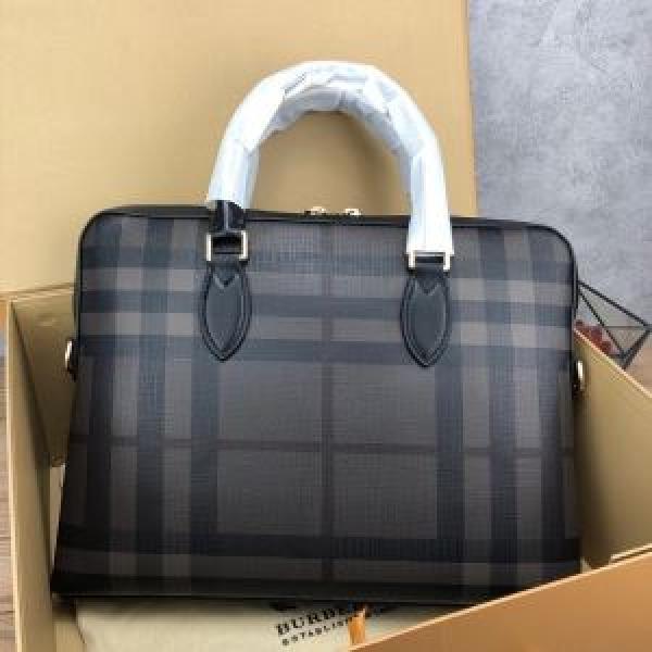 着こなしを楽しむ バーバリー BURBERRY 限定品が登場...