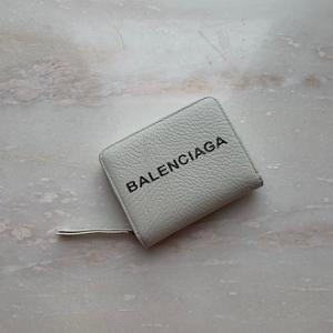 超人気の高品質 BALENCIAGA バレンシアガ 財布 コピー 柔らかくしっくり プレゼントに最適 二つ折り財布
