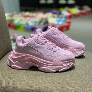 最新トレンドのBALENCIAGA バレンシアガ コピー スニーカー ALLOVER LOGO TRIPLE S ピンク＆ホワイト