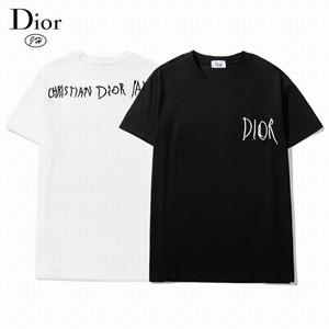 シンプルな字体のロゴが特徴 洗練された雰囲気があるDIOR ...