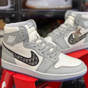 超リア ディオール 偽物 スニーカー Dior × AIR JORDAN 1 男女問わずに馴染みやすい 高いクオリティ