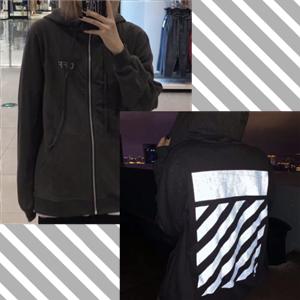 OFF-WHITE トレンドのコーディネート オフホワイト偽...